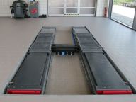 MAHA Achsmessbuehne mit integrirtem Radfreiheber und Achslift.JPG