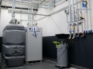 Oelraum mit Frischoelver- und Gebrauchtoelentsorgung.JPG