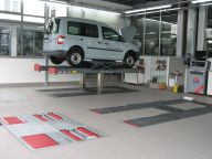 Pruefstrasse MAHA Eurosystem mit Fahrbahn-Hebebuehnen ZS Square.JPG